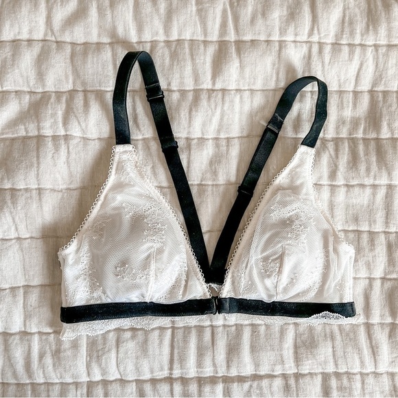 Victoria’s Secret White Chantilly Lace Front Close Triangle Bralette Size Medium - Picture 3 of 15
